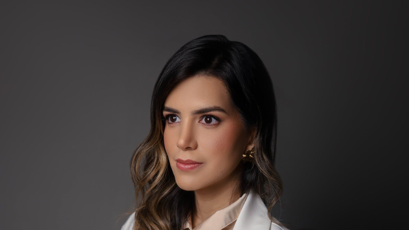 Dra. Raíssa Campelo, médica CRM-SC 35554, em retrato de estúdio