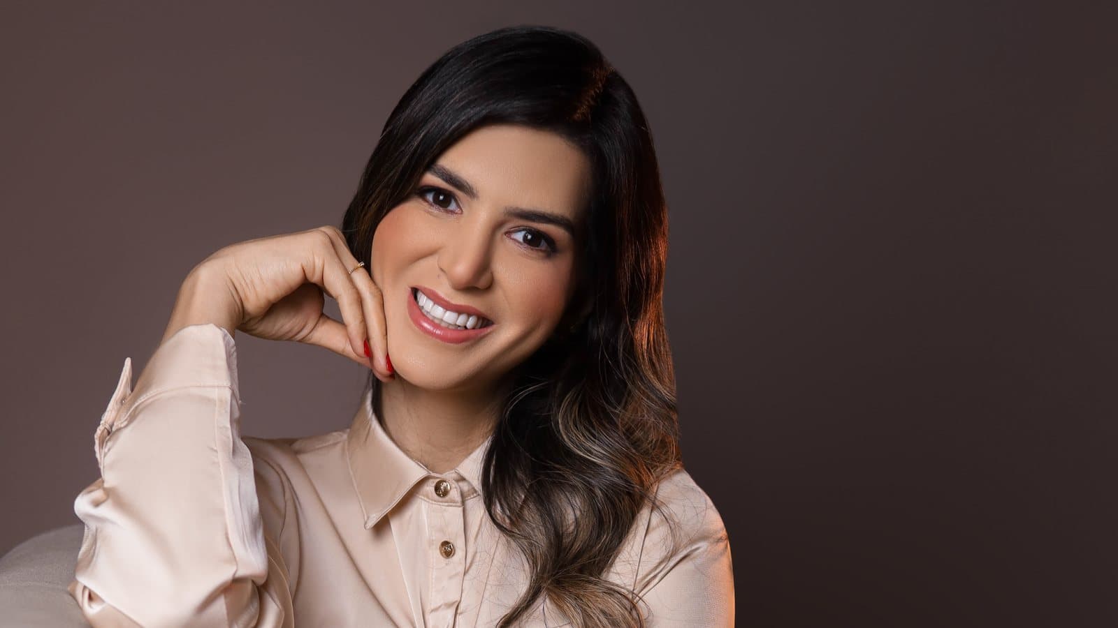 Dra. Raíssa Campelo sorrindo, em retrato que remete à escuta da consulta